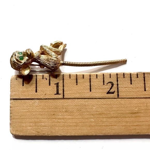 Vtg Brooch Monkey Gold Tone W/ green eyes Articulated turbogas tail 2.5” 1960’s - Picture 13 of 13